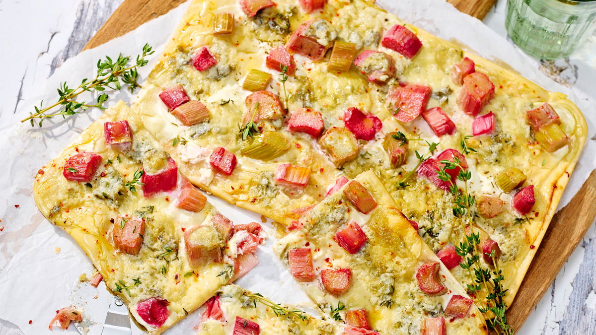 Pikanter Rhabarber-Flammkuchen: Rezept mit Blauschimmelkäse - und feurigem Chili!