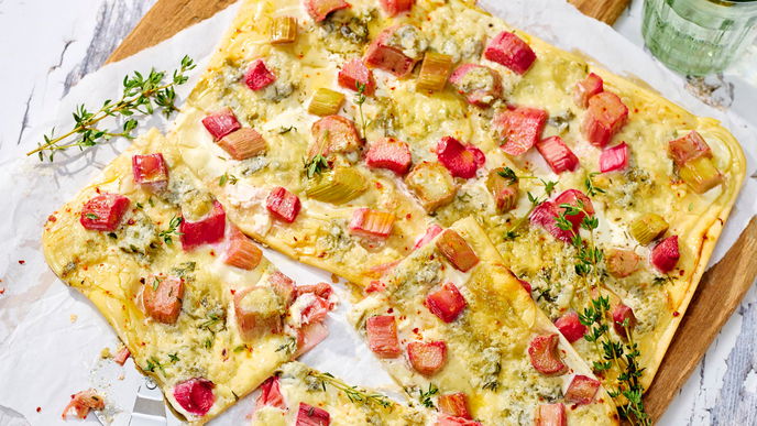 Pikanter Rhabarber-Flammkuchen: Rezept mit Blauschimmelkäse - und feurigem Chili!