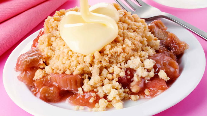 Rhabarber-Crumble: Unser Rezept für den saftigen Streuselkuchen - der ganz ohne Boden auskommt!