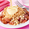 Rhabarber-Crumble: Unser Rezept für den saftigen Streuselkuchen - der ganz ohne Boden auskommt!
