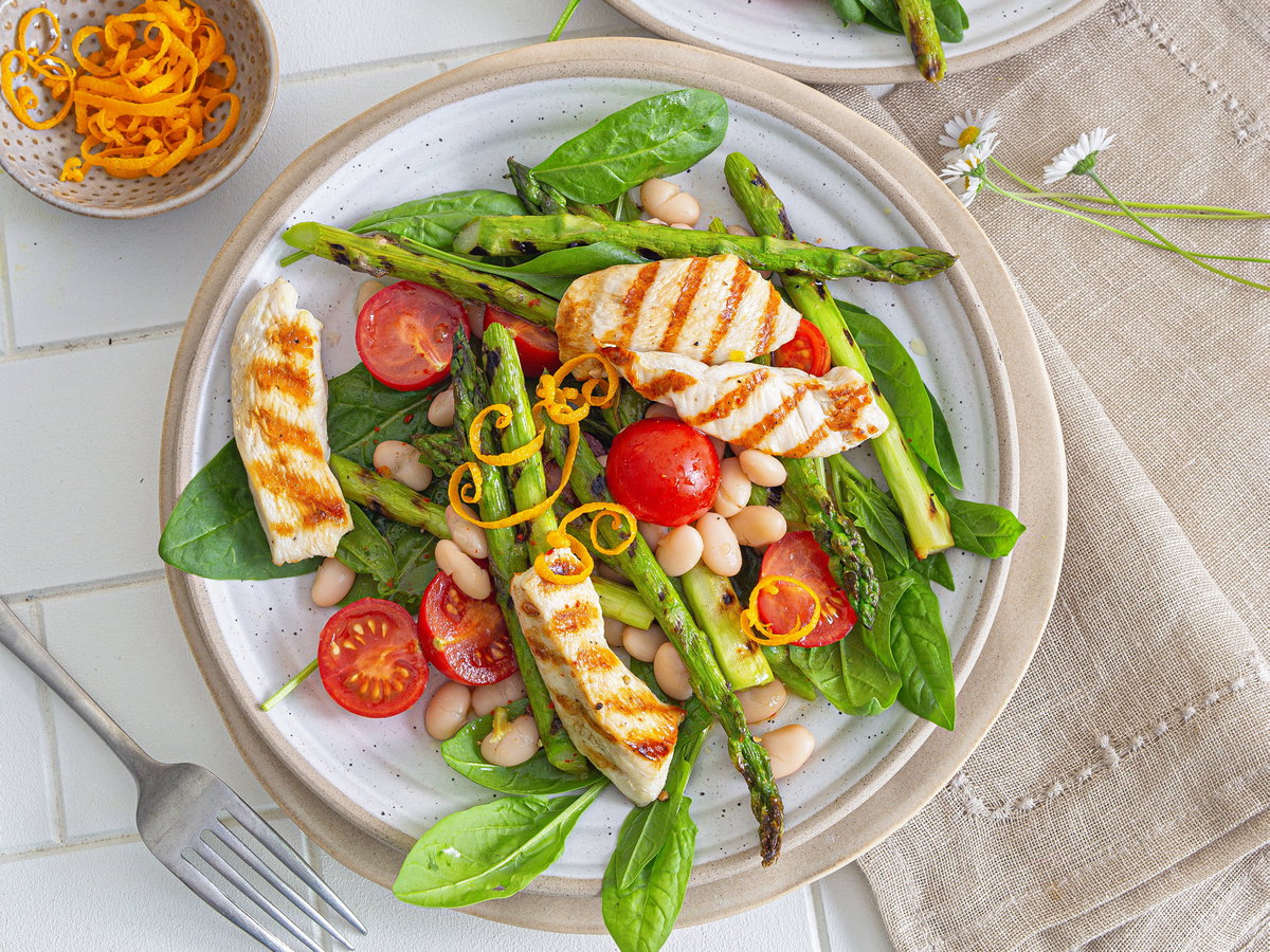 Salat mit gegrilltem Spargel & Hähnchen