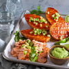 Rezept für scharfen Lachs mit Süßkartoffel & Wasabi-Guacamole - asiatisch, lecker & gut!