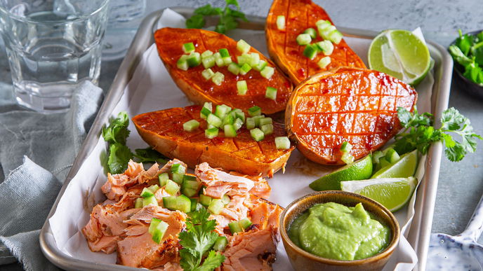 Rezept für scharfen Lachs mit Süßkartoffel & Wasabi-Guacamole - asiatisch, lecker & gut!