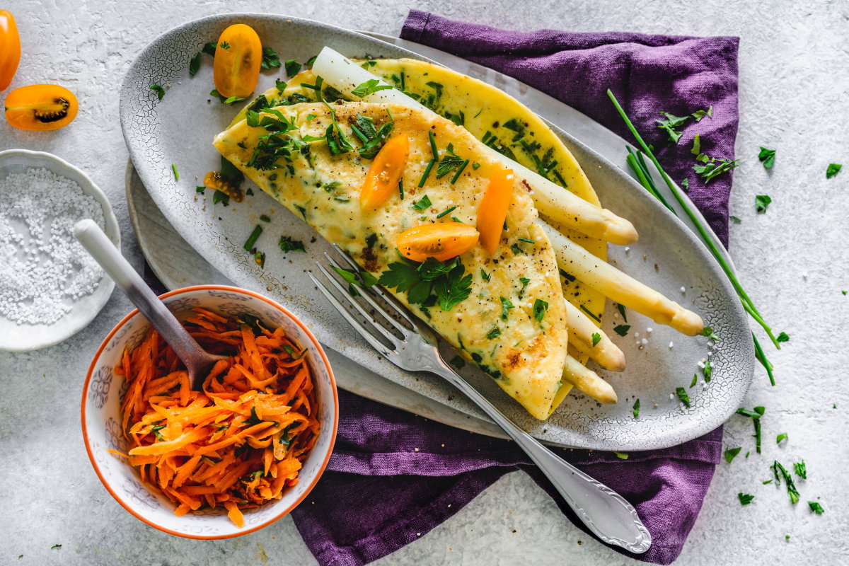 Spargel im Kräuteromelette