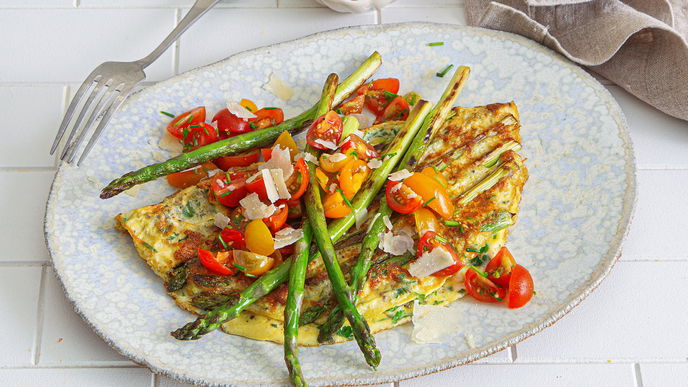 Unser schnelles Rezept für Spargel-Omelett mit Tomaten ist perfekt für das Frühstück