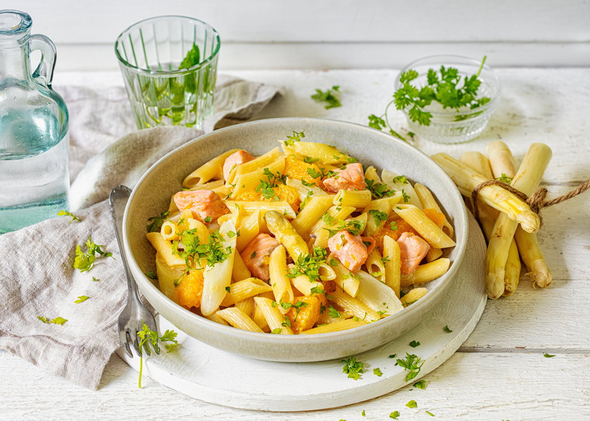 Pasta mit Spargel und Lachs