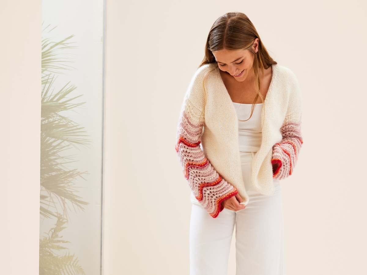 Model in Wellenmuster-Strickjacke von Lana Grossa