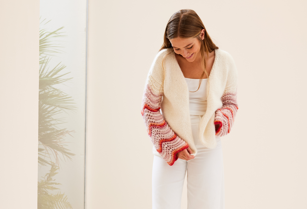 Model in Wellenmuster-Strickjacke von Lana Grossa