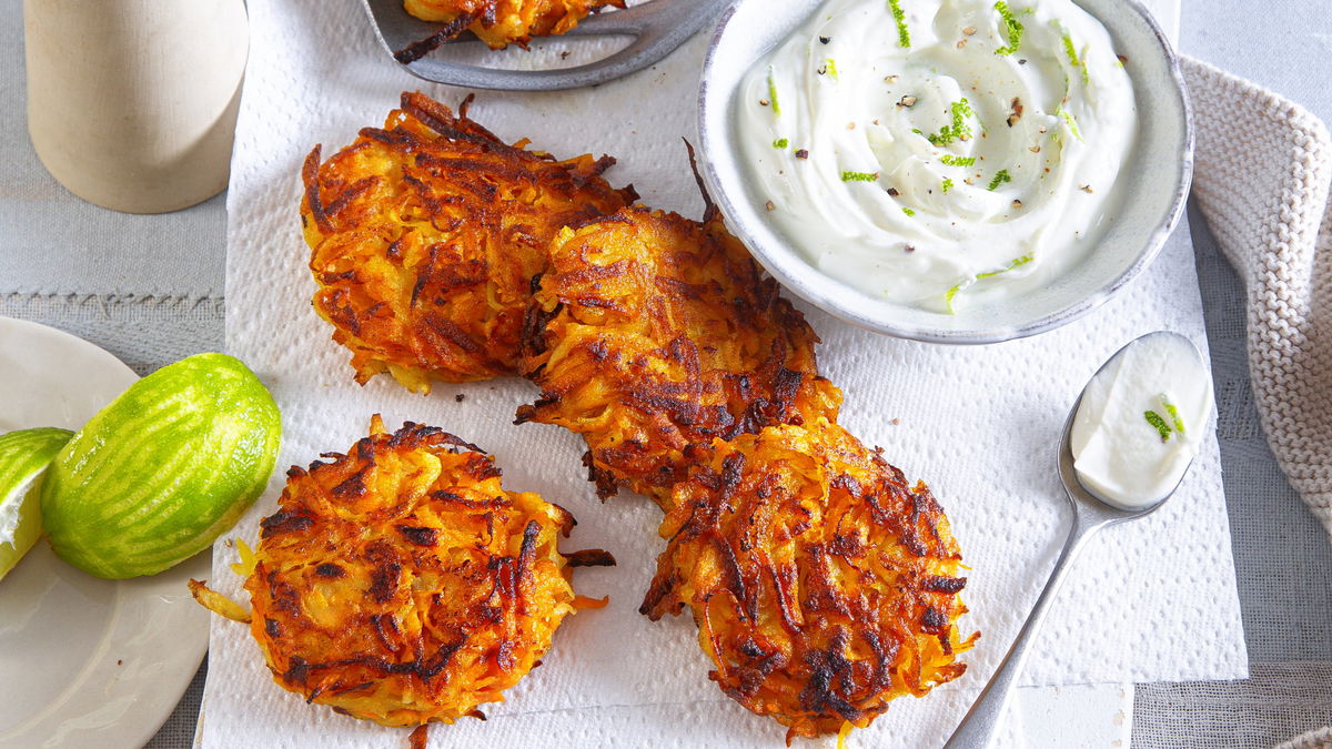 Unser Rezept für Süßkartoffelpuffer mit Limettendip ist die perfekte Beilage 