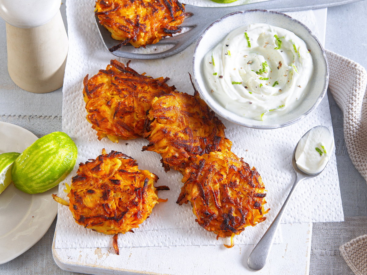 Süßkartoffelpuffer mit Limettendip