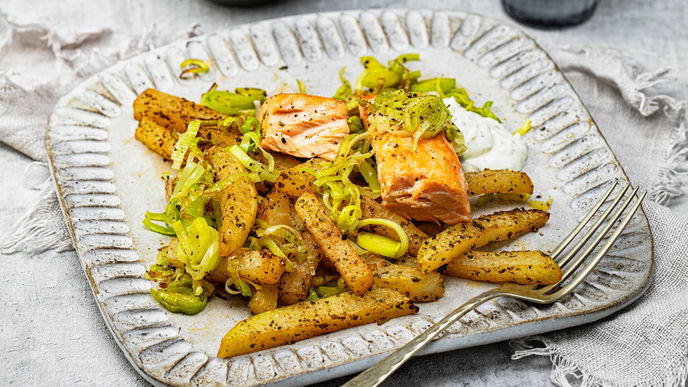 Rezept für Zitronen-Pfeffer-Kohlrabi-Pommes mit Lachs - kalorienarm & lecker!