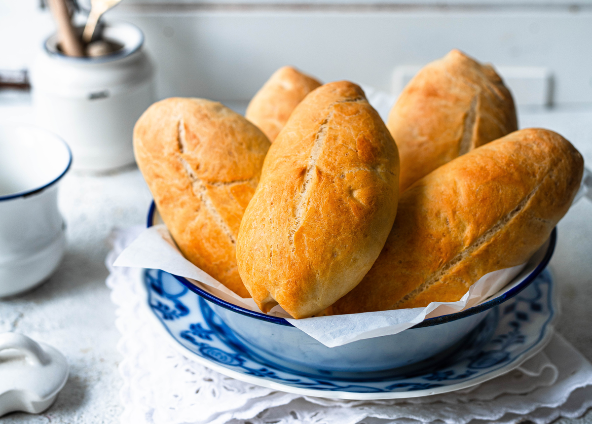 4-Zutaten-Brötchen liegen in einer Brötchenschüssel und sind knusprig braun ausgebacken