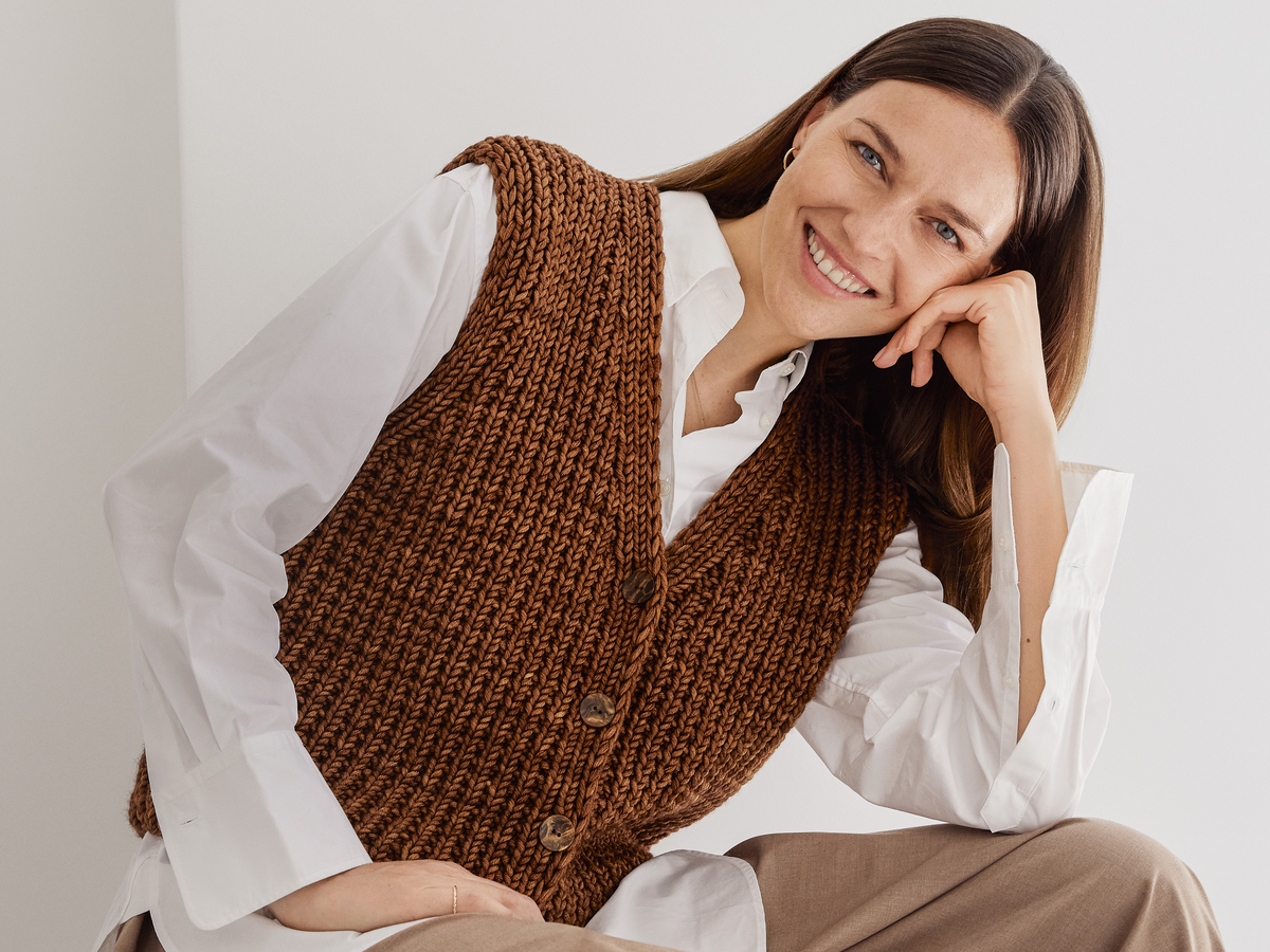 Model in gestrickter Anzugweste Vintage Superchunky von Lana Grossa