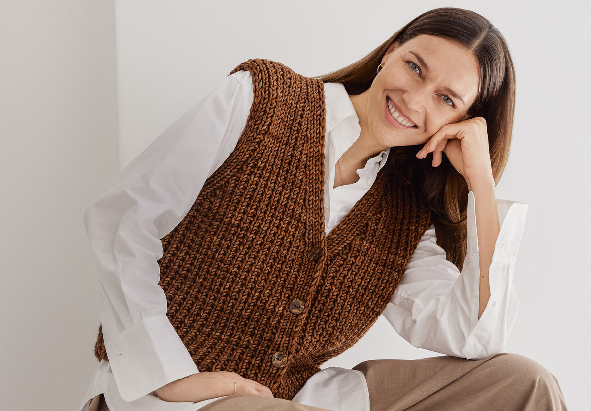 Model in gestrickter Anzugweste Vintage Superchunky von Lana Grossa