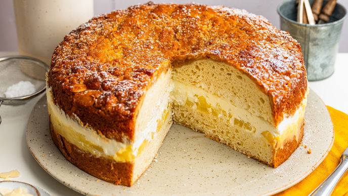 Zwei Klassiker in einem: Unser Rezept für den Apfel-Bienenstich passt perfekt zum Nachmittagskaffee