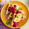 Bananenwaffeln mit Pflaumensoße: So unwiderstehlich schmeckt das vegane Rezept mit wenig Zucker!