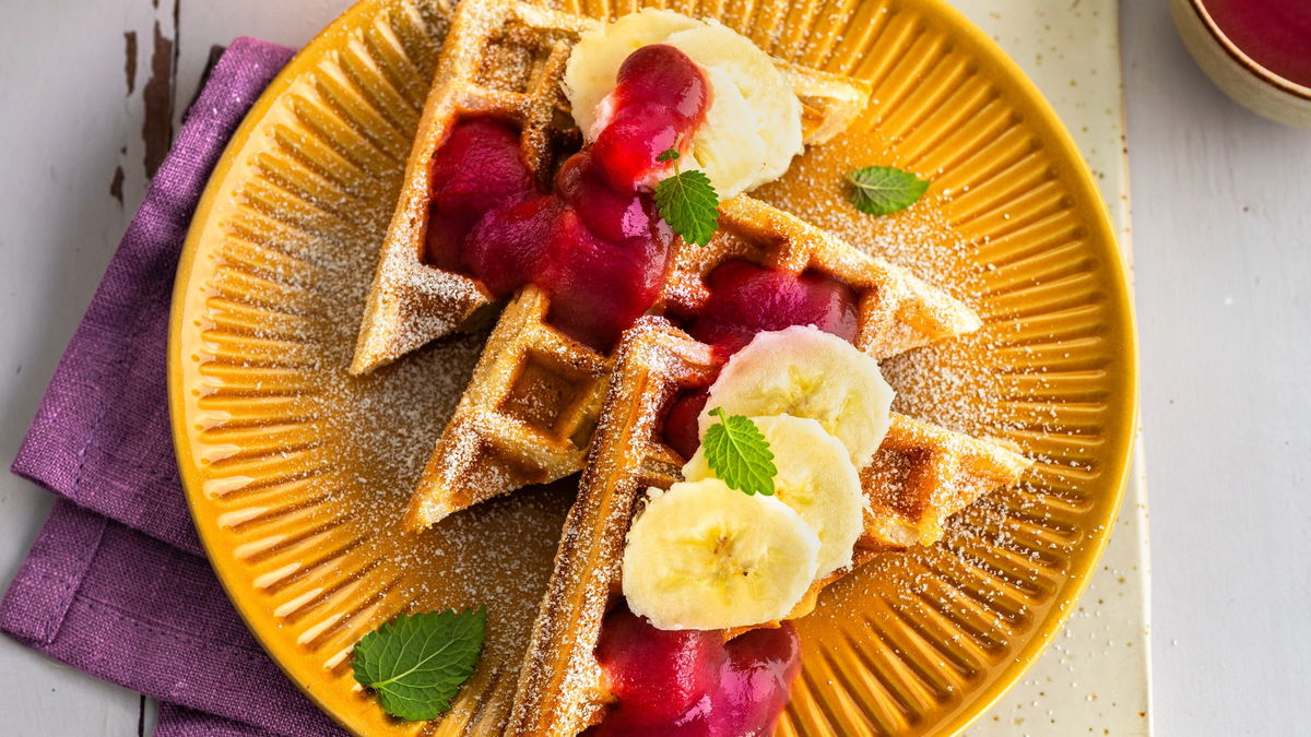 Bananenwaffeln mit Pflaumensoße: So unwiderstehlich schmeckt das vegane Rezept mit wenig Zucker! 