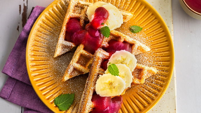 Bananenwaffeln mit Pflaumensoße: So unwiderstehlich schmeckt das vegane Rezept mit wenig Zucker!