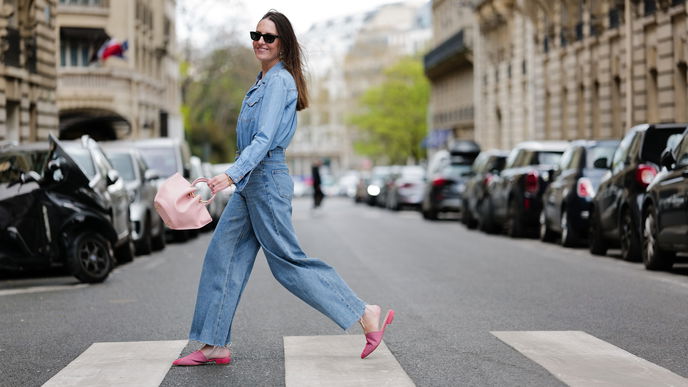Cooler als Mom-Jeans: Modebegeisterte setzen im Sommer 2025 auf die Barrel-Jeans von Bonprix