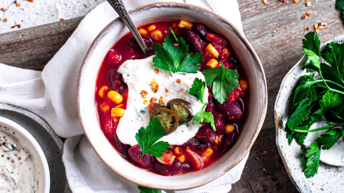 Chili sin Carne: Dieses vegane Rezept steht in nur 30 Minuten auf dem Tisch