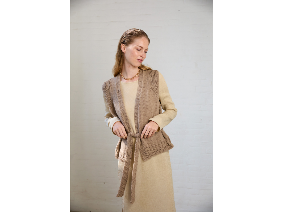 Model in cosy Kaschmir-Weste von Lana Grossa