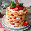 Bei dem leckeren Rezept für unsere Erdbeer-Waffeltorte bleibt der Ofen einfach aus