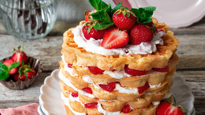 Bei dem leckeren Rezept für unsere Erdbeer-Waffeltorte bleibt der Ofen einfach aus