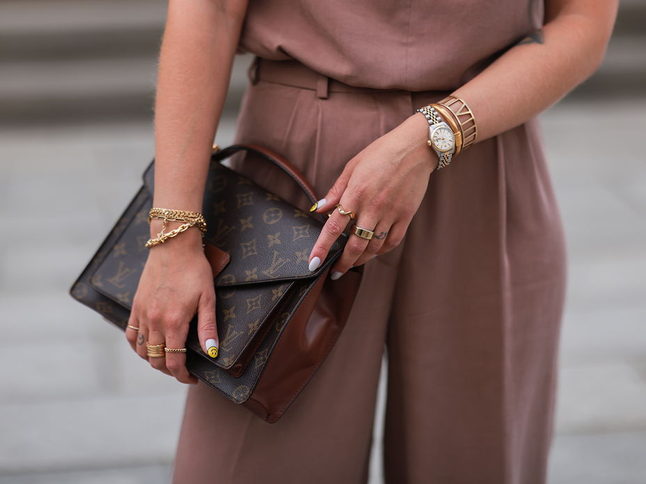 Frau trägt goldenen Schmuck