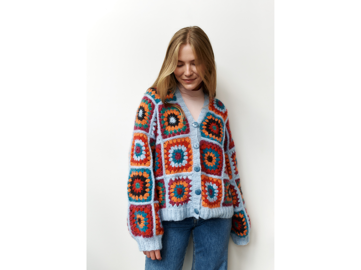 Model in Granny Square Strickjacke von Lana Grossa