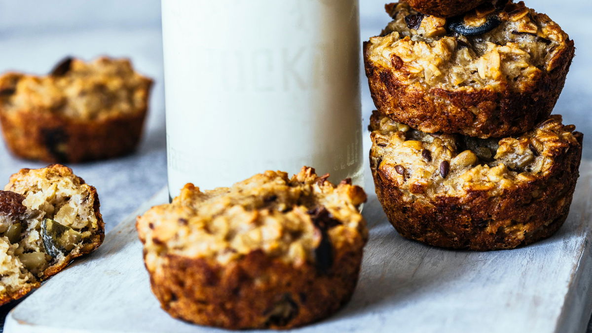 Das einfache Rezept für Haferflocken-Muffins kommt ganz ohne Zucker aus