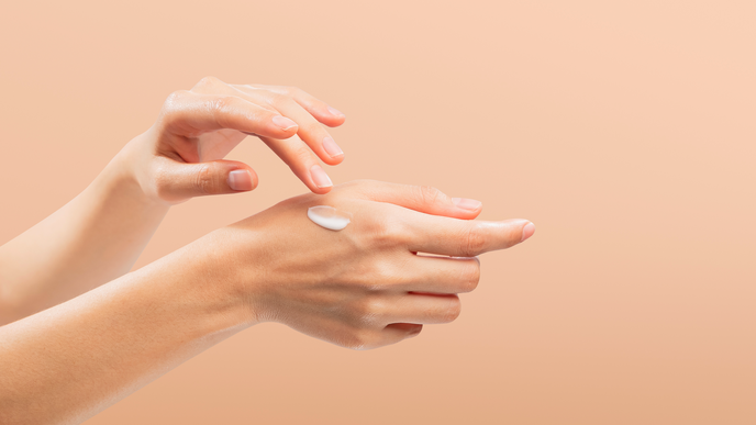 Handcreme mit Sonnenschutz: 5 Redaktions-Favoriten für schöne Hände im Alter