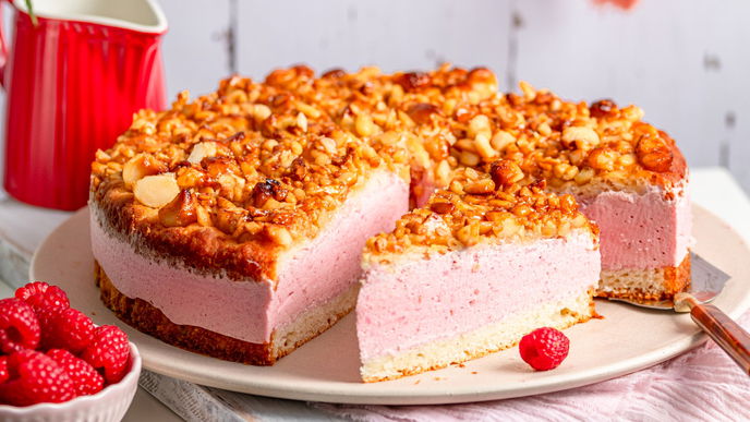 Für alle, die es fruchtig lieben: Unser Rezept für Himbeer-Bienenstich - soo sommerlich!