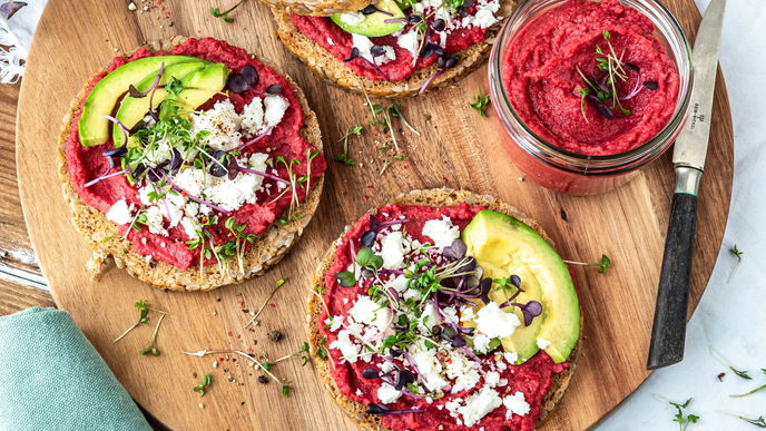 Rezept für Hummus-Sandwich mit Avocado & Feta: Gesund, lecker & fix zubereitet!