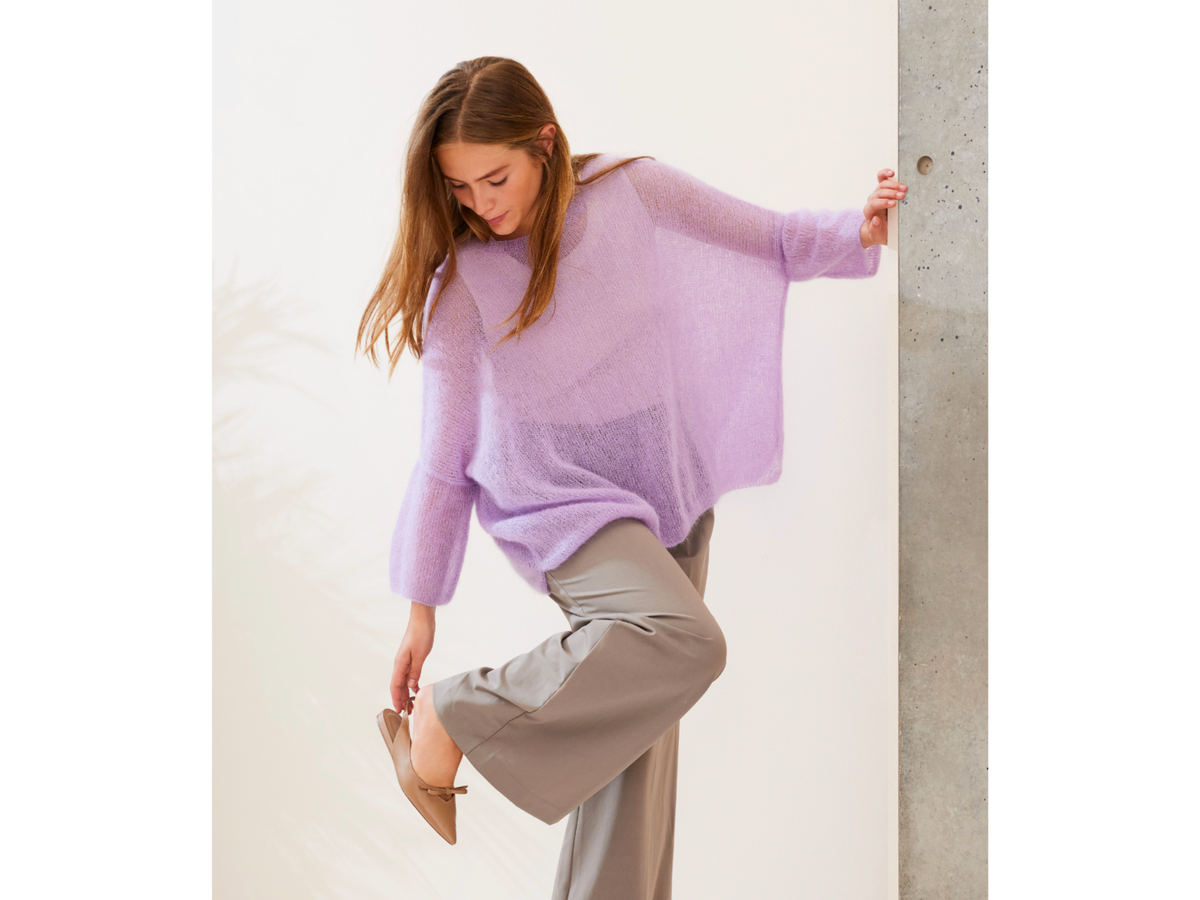 Model in selbst gestricktem Isemarkt-Pullover