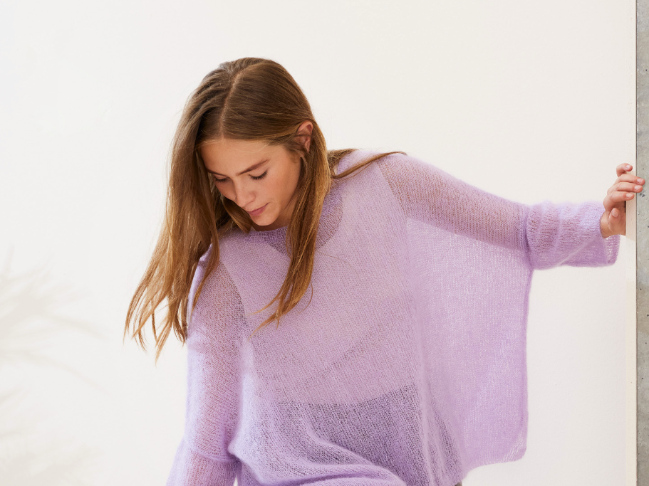Model in selbst gestricktem Isemarkt-Pullover