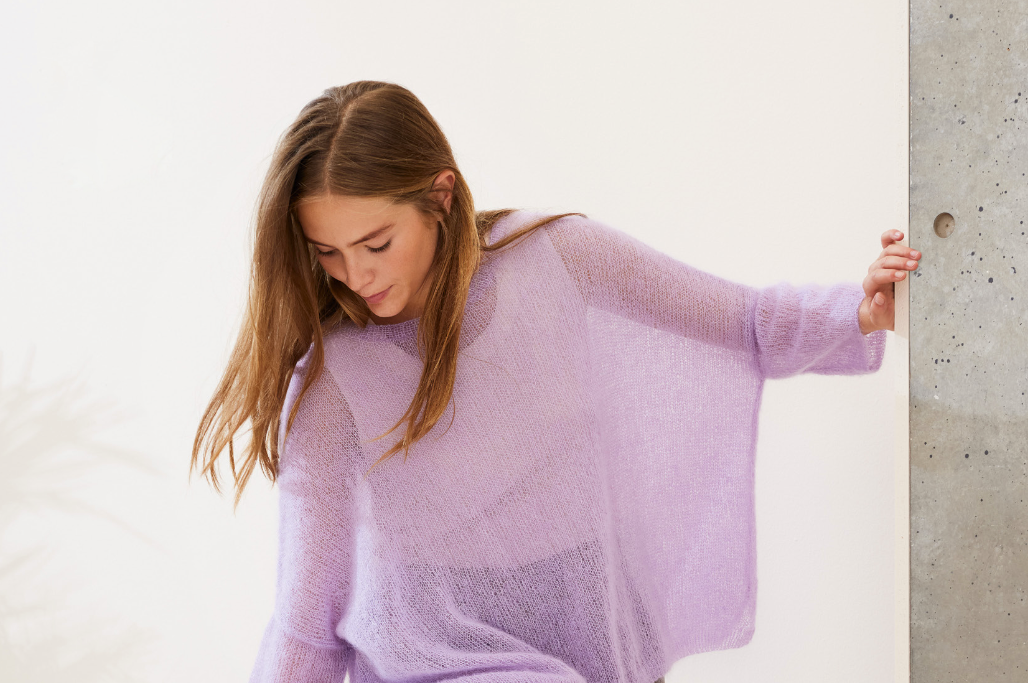 Model in selbst gestricktem Isemarkt-Pullover