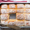 Das luftige Rezept für Joghurtbrötchen kommt frisch aus dem Ofen & wird mit Marmelade serviert