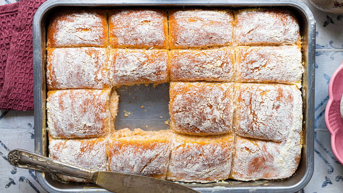 Das luftige Rezept für Joghurtbrötchen kommt frisch aus dem Ofen & wird mit Marmelade serviert