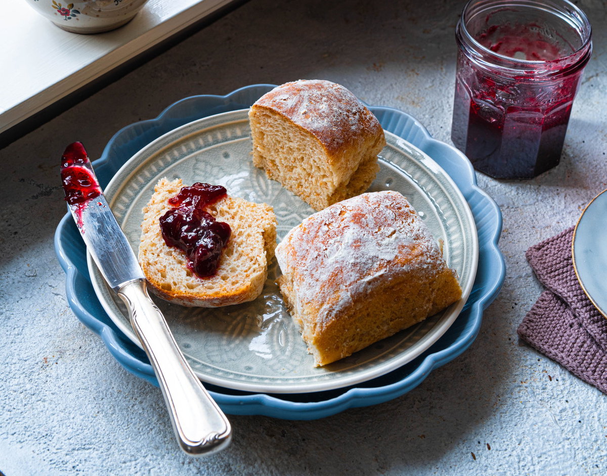 Joghurtbrötchen mit Marmelade
