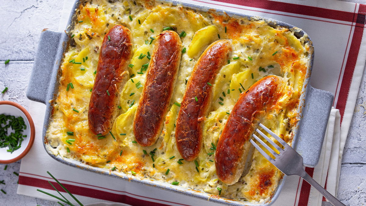 Kartoffelgratin mit Bratwurst: Ein rustikales Rezept, welches 2 unserer Lieblingsessen kombiniert