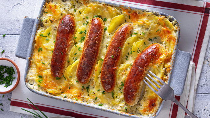 Kartoffelgratin mit Bratwurst: Ein rustikales Rezept, welches 2 unserer Lieblingsessen kombiniert