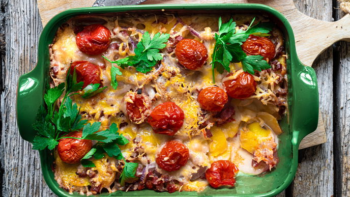 Wow, ein echter Hingucker: Unser Rezept für das Kartoffelgratin mit Speck &Tomaten