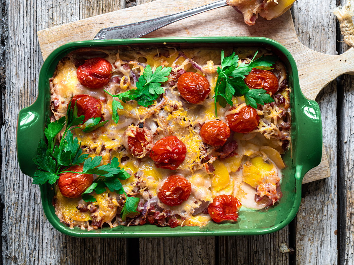 Kartoffelgratin mit Speck und Tomaten