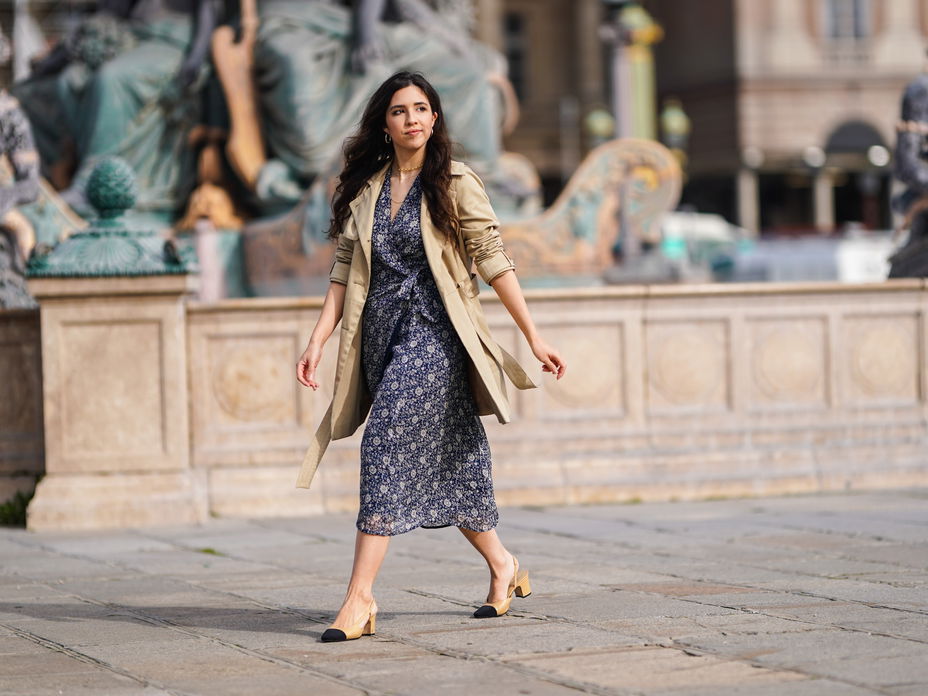 Streetstyle mit einem Wickelkleid und Trenchcoat