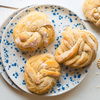 Das Rezept für die Knotenbrötchen mit Honig passt zu Marmelade, Nutella und Co.