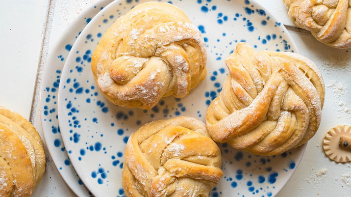 Das Rezept für die Knotenbrötchen mit Honig passt zu Marmelade, Nutella und Co.