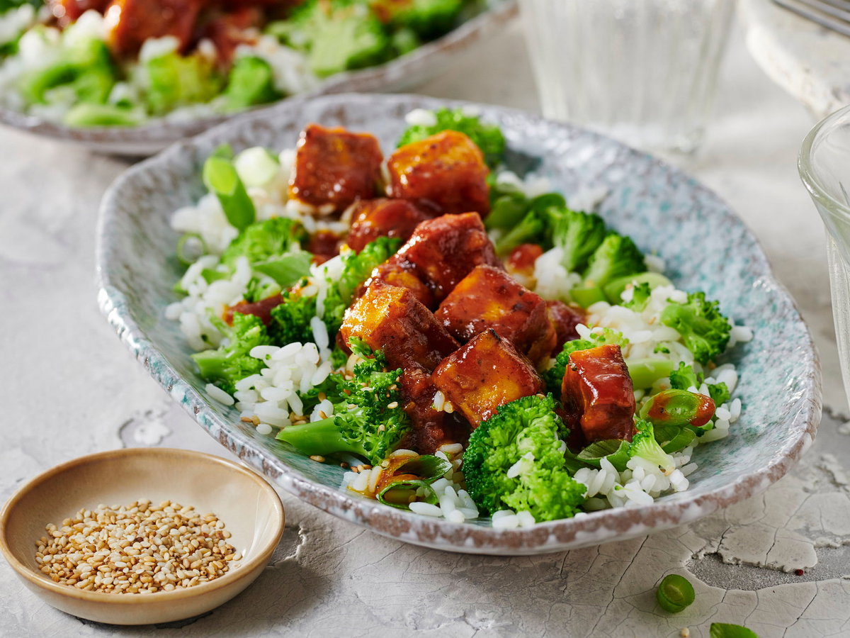 Knuspriger Tofu mit Brokkoli-Reis