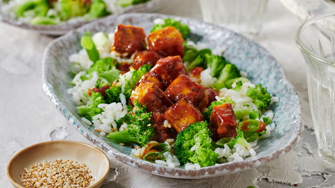 Knuspriger Tofu mit Brokkoli-Reis: Unser gesundes Rezept, bei dem Sie Fleisch nicht vermissen werden