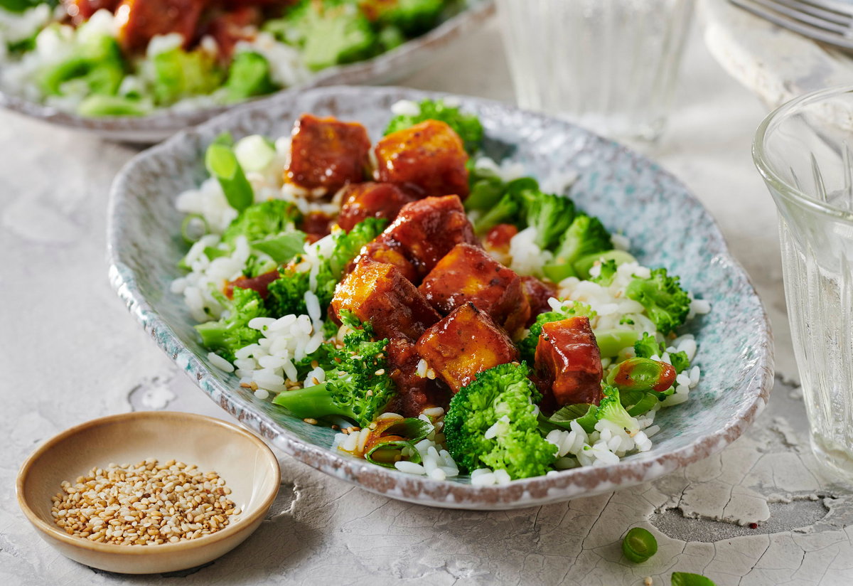 Knuspriger Tofu mit Brokkoli-Reis