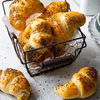 Rezept für Kümmelhörnchen mit Mohn  - für alle, denen einfache Milchbrötchen zu langweilig sind